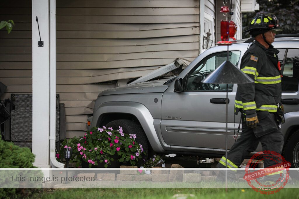 Car crashes into Woodstock duplex, causing gas leak