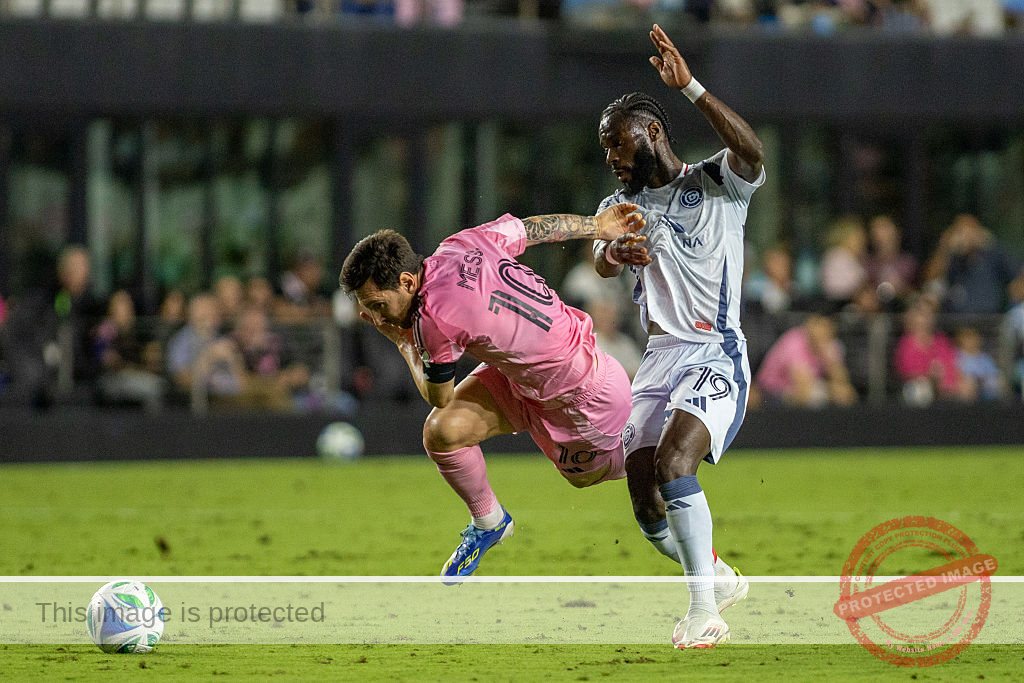 Fire withstand Suárez-led comeback and beat Inter Miami 5-3 to clinch 1st playoff berth since 2017