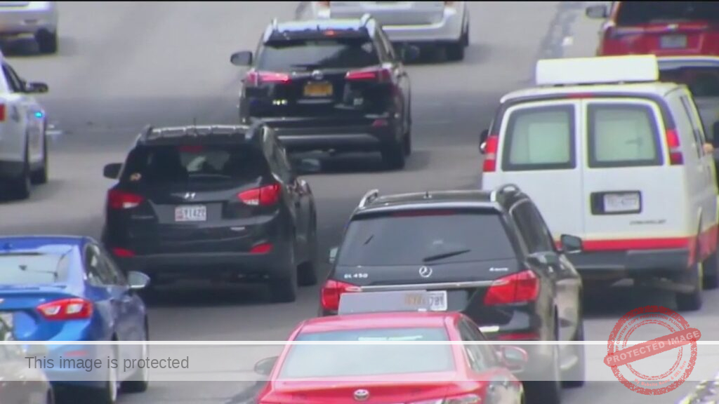 Crash on Dan Ryan Expressway blocks lanes during morning commute